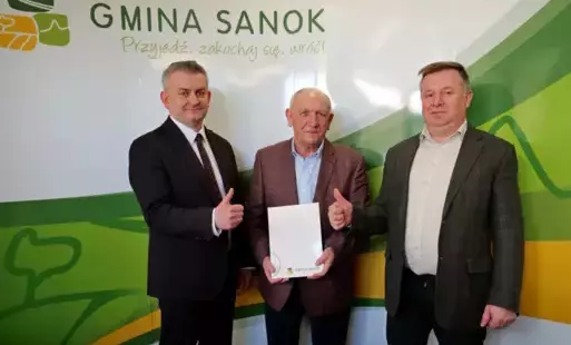 zdjęcie z podpisania umowy na ostatni etap budowey sieci kanalizacji sanitarnej w niebieszczanach