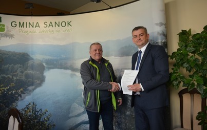 Zdjęcie do Gmina Sanok podpisała umowę na wykonanie elewacji budynku Klubu Seniora w Mrzygłodzie