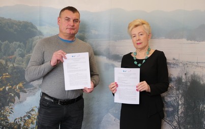 Zdjęcie do Podpisano umowę na modernizację stadion&oacute;w w Niebieszczanach i Strachocinie