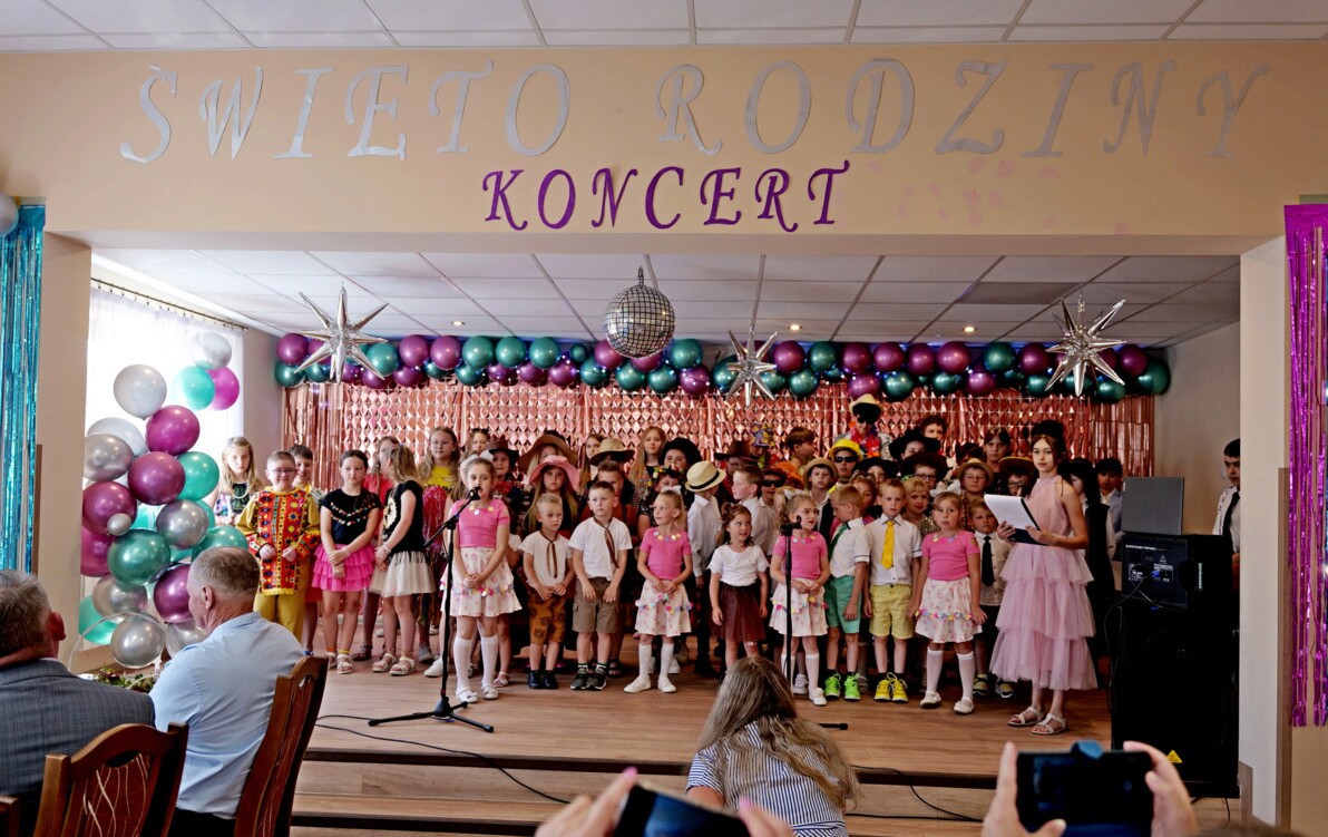 Zdjęcie do Koncert uczni&oacute;w Szkoły Podstawowej w Srogowie G&oacute;rnym z okazji Święta Rodziny