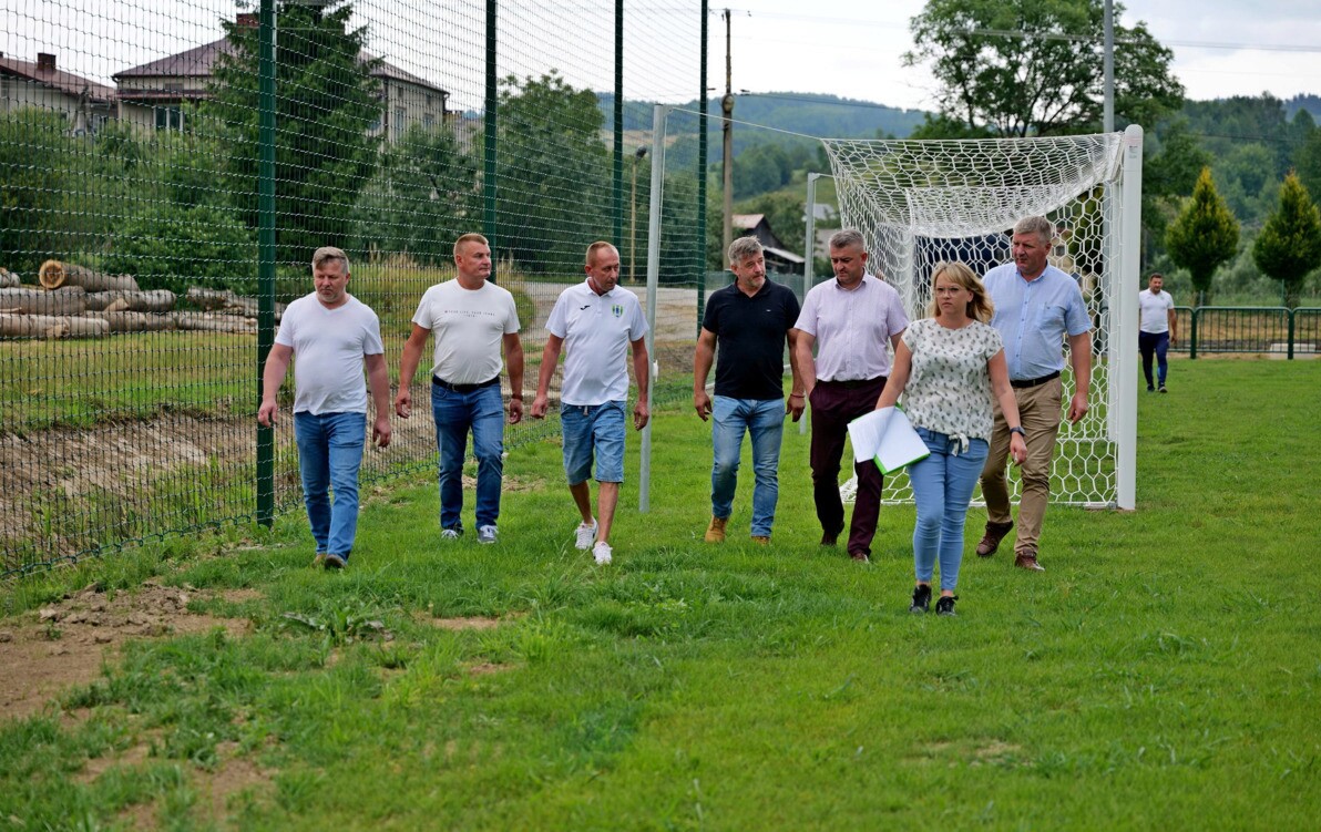 Zdjęcie do Zakończono modernizację boisk piłkarskich w Strachocinie i Niebieszczanach 