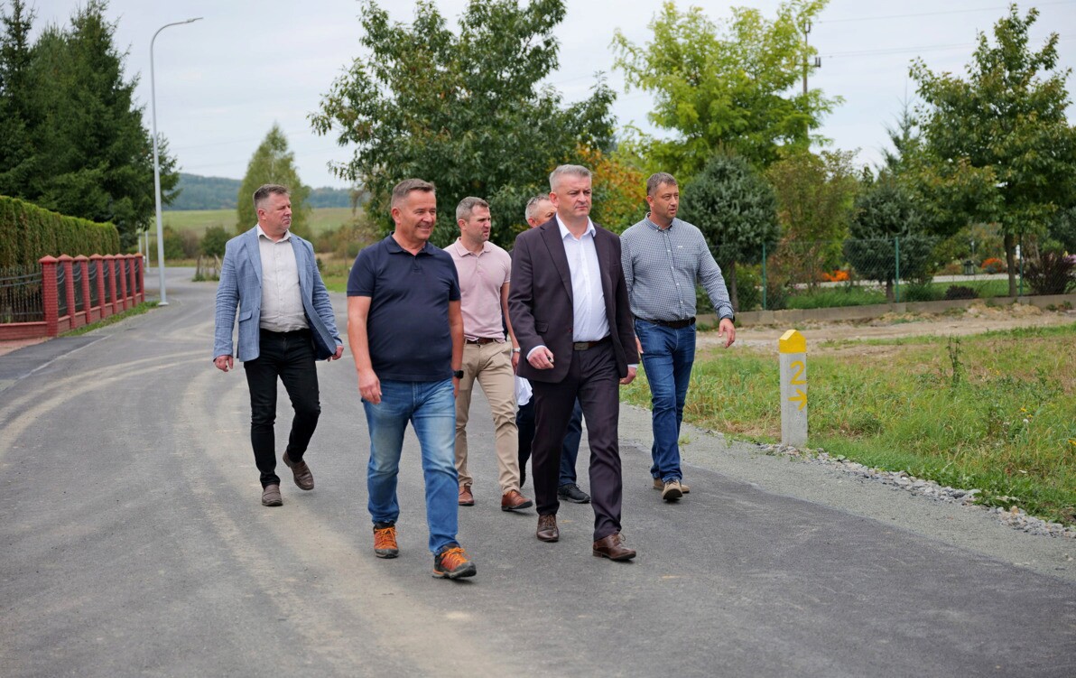 Zdjęcie do Droga Zabłotce-Tuchorz gotowa do użytku! Końcem września odbył się odbi&oacute;r inwestycji