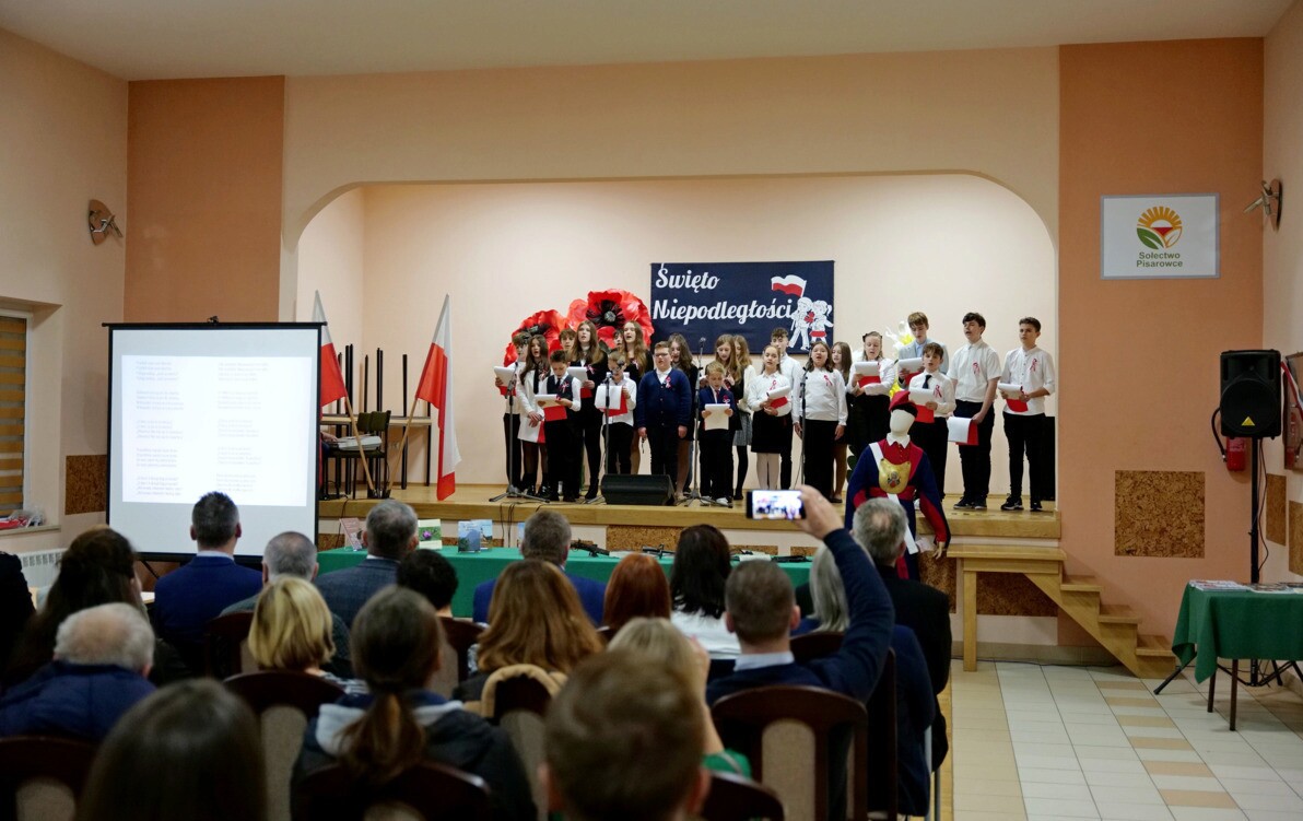 Zdjęcie do Obchody Święta Niepodległości w Pisarowcach - Szkoła Podstawowa pamięta!