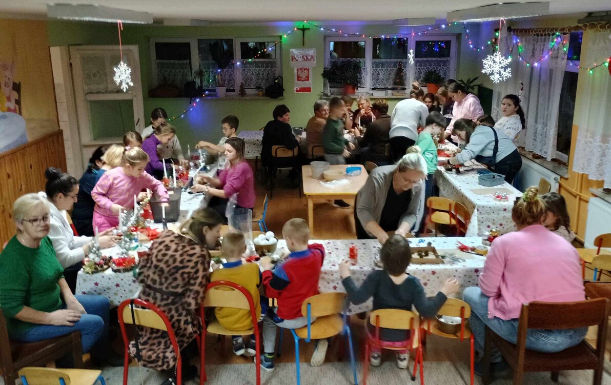 Zdjęcie do W Szkole Podstawowej w Srogowie G&oacute;rnym odbyły się warsztaty pn. "Międzypokoleniowe Tradycje Bożonarodzeniowe"