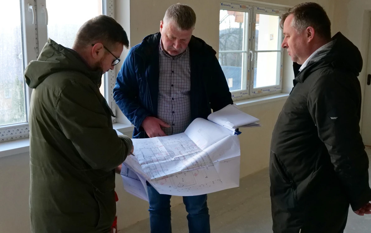 Zdjęcie do Przekazano place budowy na utworzenie przedszkoli w Jurowcach i Niebieszczanach