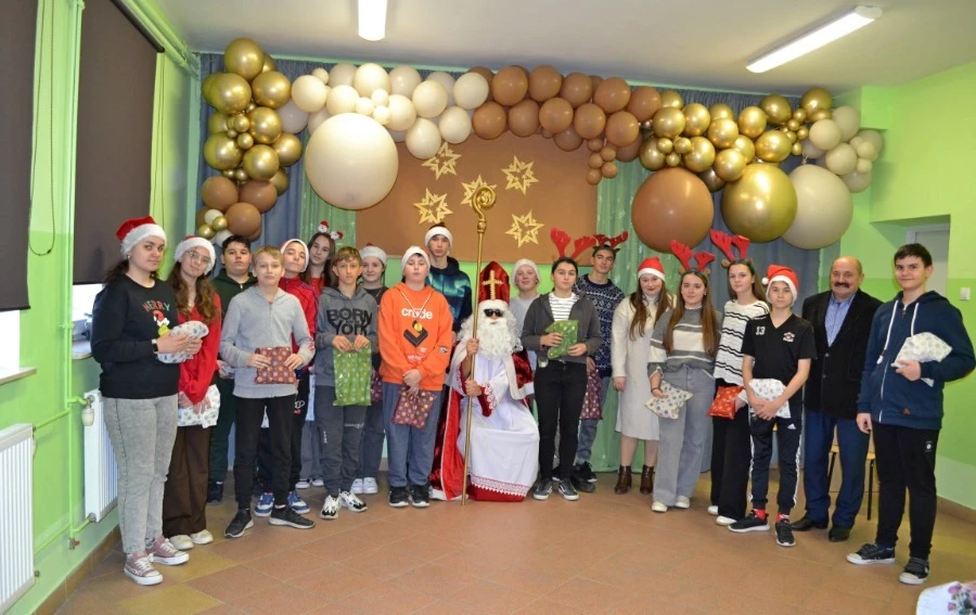 Zdjęcie do Piknik "Sport z Mikołajem" w Szkole Podstawowej w Falej&oacute;wce