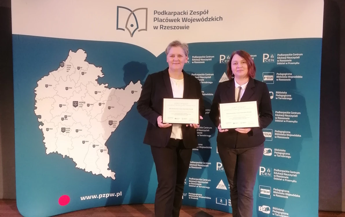 Zdjęcie do Certyfikaty Podkarpackiej Akademii Innowacji Pedagogicznych wręczone! 