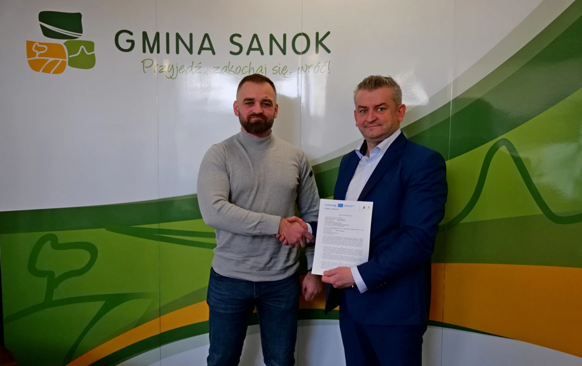 Zdjęcie do Podpisano umowę na zakup wyposażenia specjalnego na potrzeby Jednostek OSP Gminy Sanok w ramach projektu "Gaszą i Ratują"