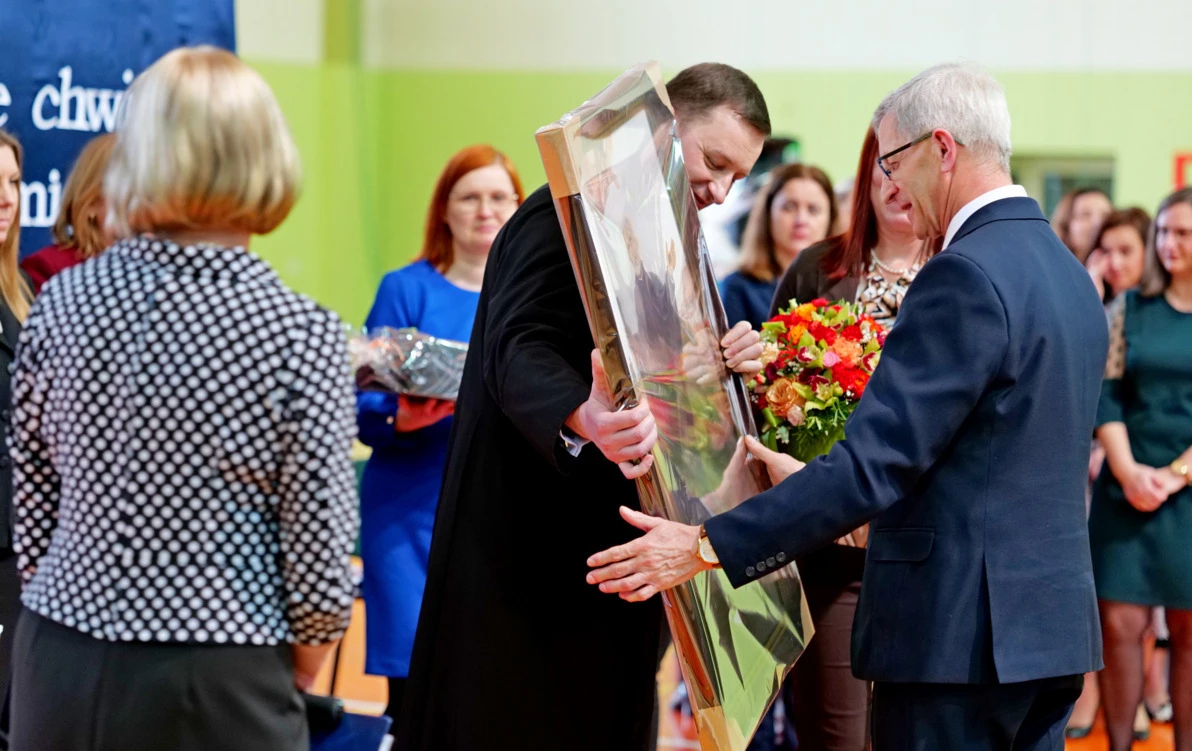 Zdjęcie do "Każdy koniec jest nowym początkiem". Uroczyste pożegnanie Andrzej Cecuły- Dyrektora Szkoły Podstawowej w Strachocinie z okazji przejścia na emeryturę