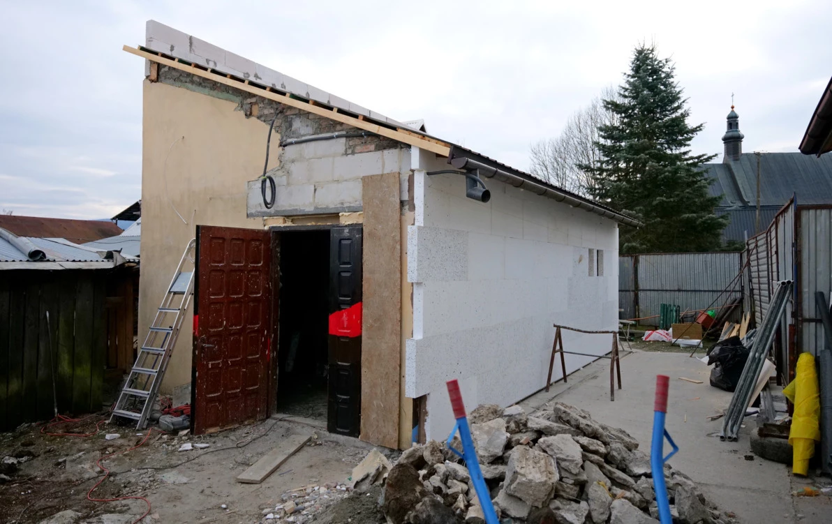 Zdjęcie do Ruszyła modernizacja budynku przeznaczonego na wypożyczalnię rower&oacute;w i gokart&oacute;w w ramach projektu "RoweLOVE"
