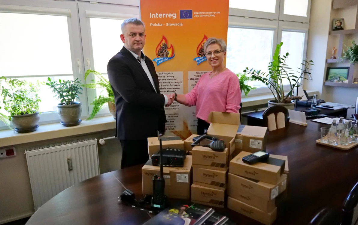Zdjęcie do Nowoczesny sprzęt do łączności zakupiony w ramach projektu "Gaszą i Ratują" już w naszych rękach!