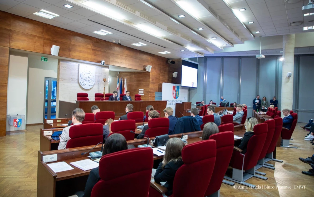 Zdjęcie do Rusza nab&oacute;r do Młodzieżowego Sejmiku Wojew&oacute;dztwa Podkarpackiego III kadencji