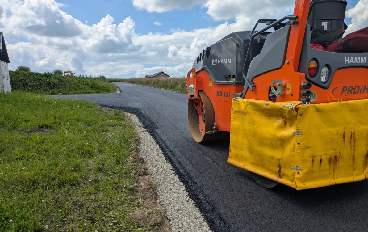 Zdjęcie do Trwa asfaltowanie dr&oacute;g gminnych w 10-ciu sołectwach Gminy Sanok
