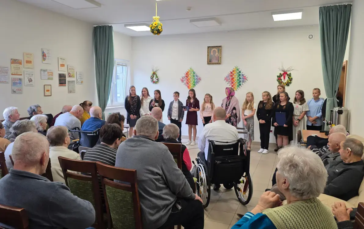 Zdjęcie do Uczniowie Szkoły Podstawowej w Niebieszczanach z wizytą w sanockim "CARITAS" z okazji Międzynarodowego Dnia Os&oacute;b Starszych