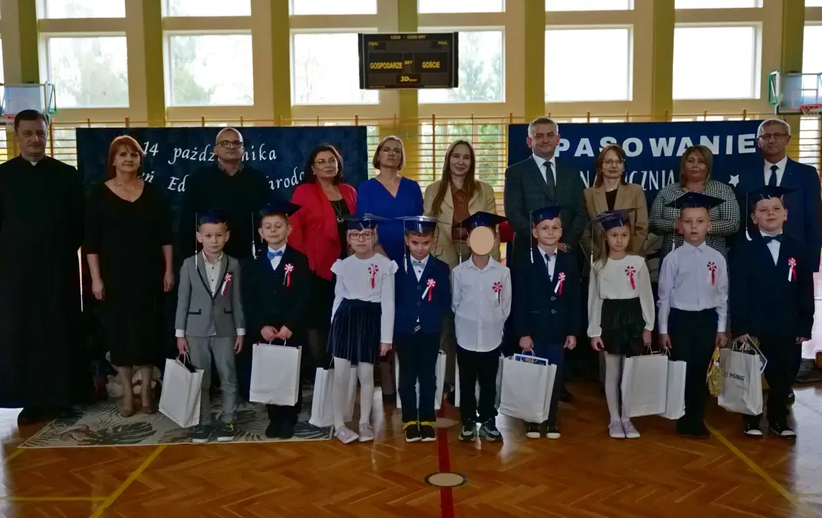 Zdjęcie do Pasowanie na ucznia i Dzień Edukacji Narodowej w Szkole Podstawowej w Strachocinie