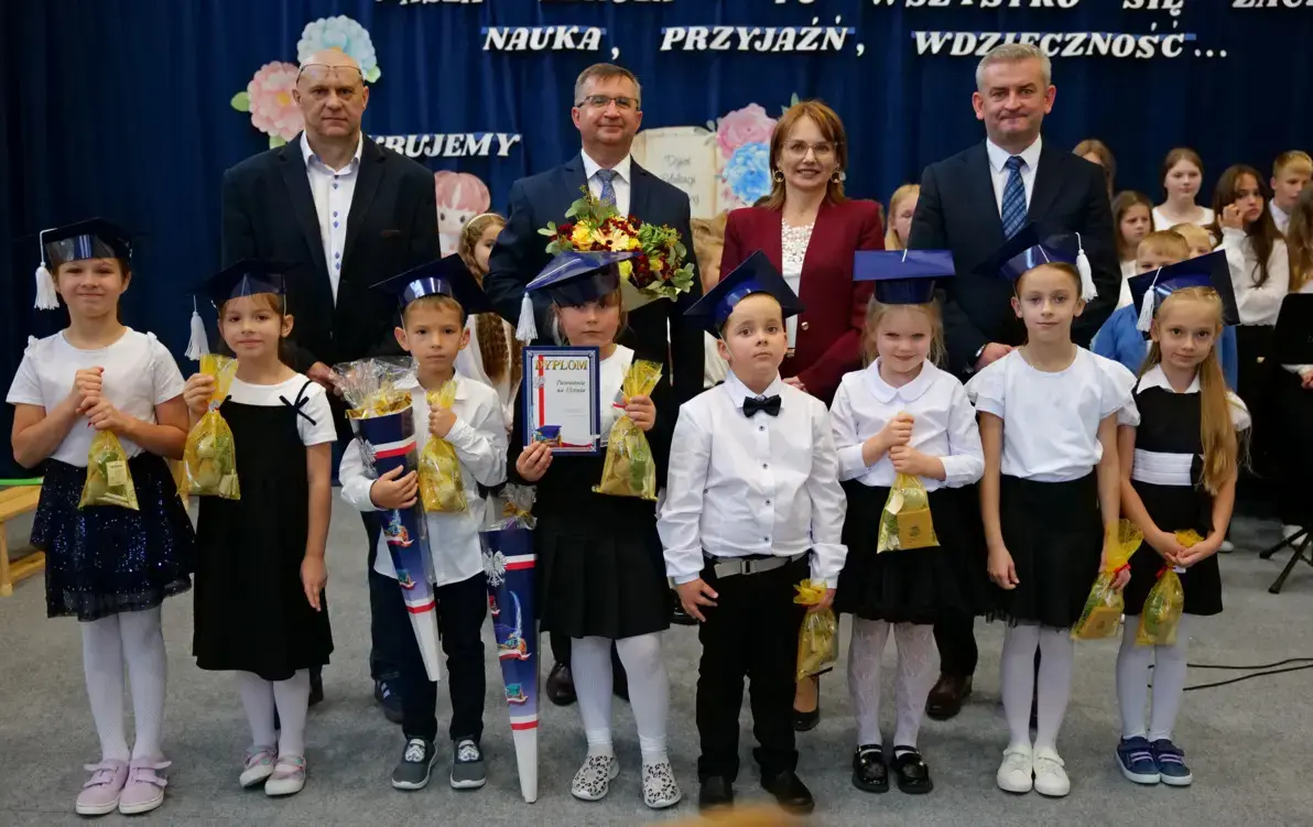 Zdjęcie do Pasowanie na ucznia i obchody Dnia Edukacji Narodowej w Prusieku