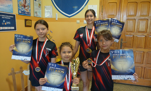 Sukces uczennic ze Szkoły Podstawowej w Srogowe Górnym podczas zawodów gimnastycznych World Grand Prix Fit Kids w Rzeszowie