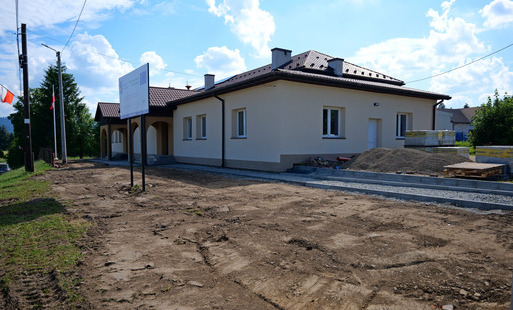 Trwa zagospodarowanie terenu przy Wiejskim Domu Kultury w Hłomczy