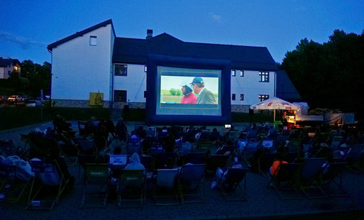 Wakacyjne kino plenerowe 2026 wystartowało. Raczkowa dziękujemy!