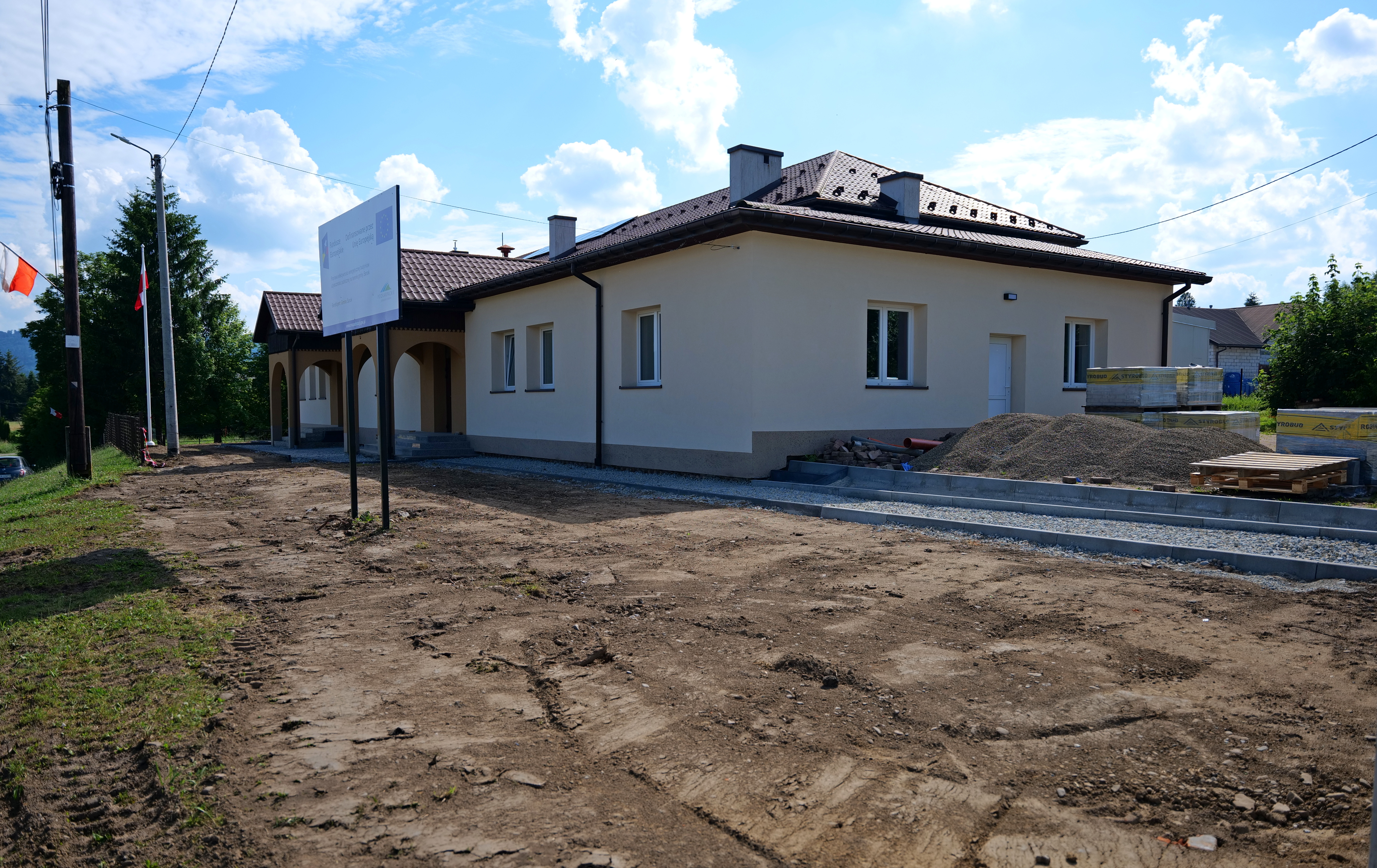 Zdjęcie do Trwa zagospodarowanie terenu przy Wiejskim Domu Kultury w Hłomczy